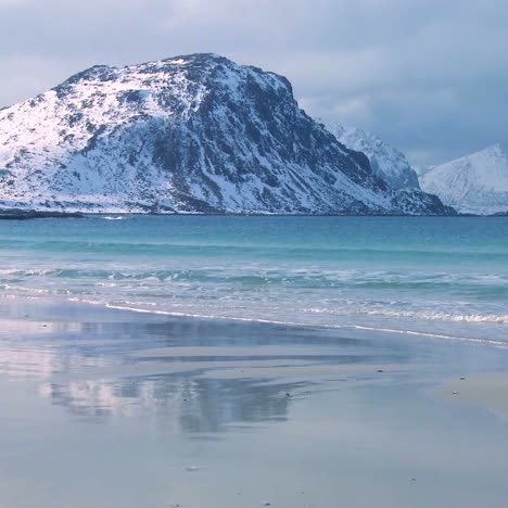 Una-Hermosa-Playa-En-Medio-De-Los-Fiordos-Al-Norte-Del-Círculo-Polar-ártico-En-Las-Islas-Lofoten-Noruega-1