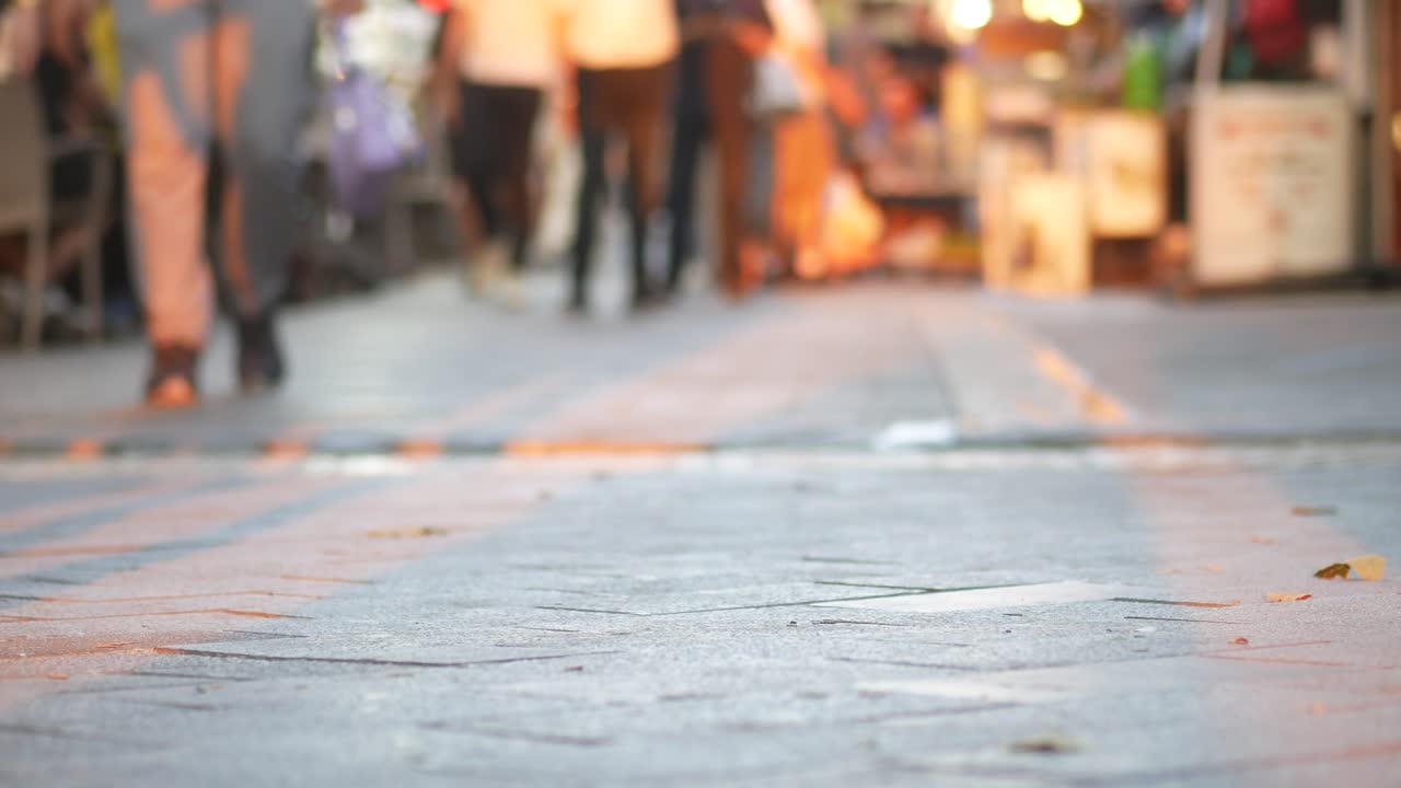 사람들이 밤에 바쁜 거리에서 고 있습니다.