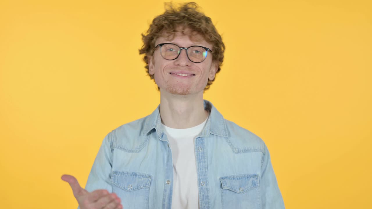 chat de video en línea hablando joven pelirrojo, fondo amarillo