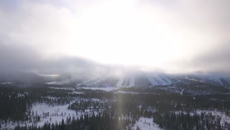 Bei-Verschneitem,-Windigem-Wetter-über-Die-Schwedischen-Berge-Fliegen