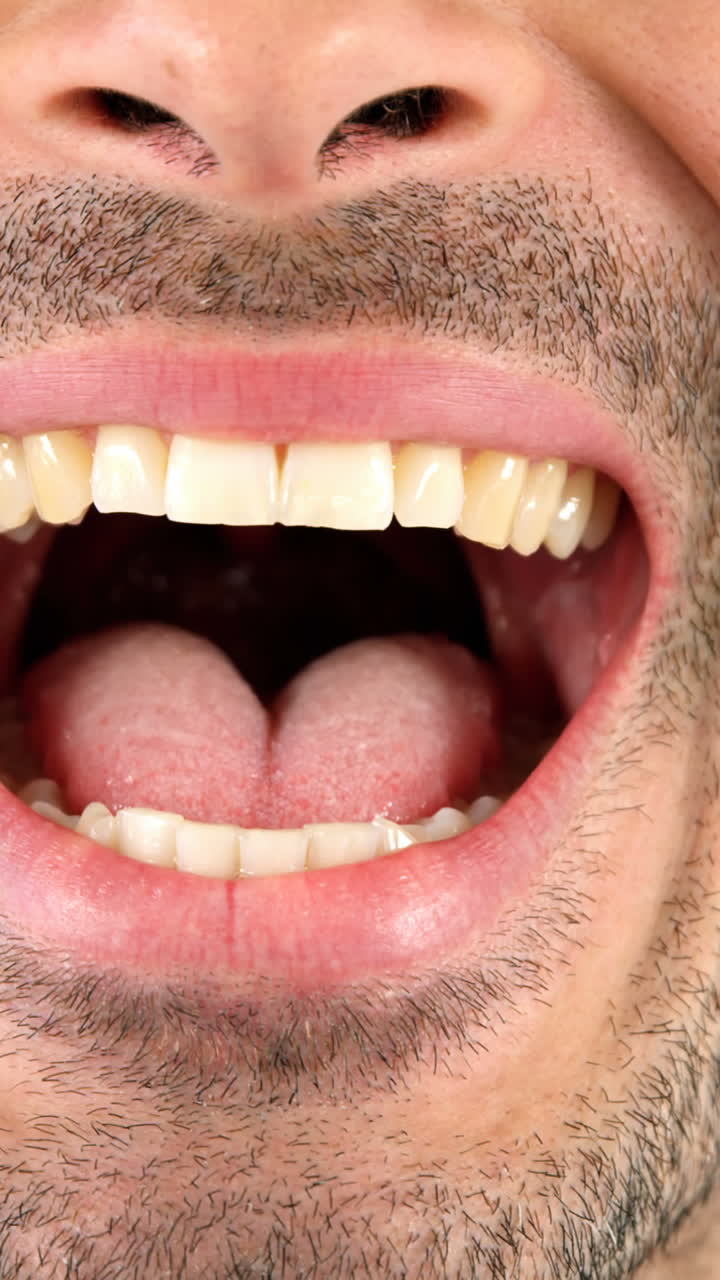 hombre gritando en fondo blanco