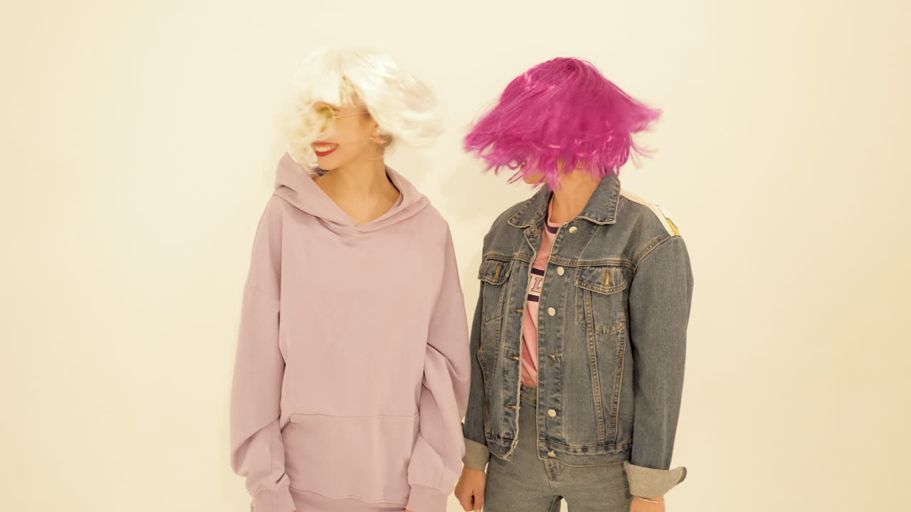 트렌디한 옷을 입은 두 친구