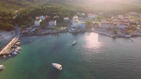 Antena:-Pequeño-Pueblo-Pesquero-Con-Bandera-Griega-En-La-Isla-De-Samos,-Grecia