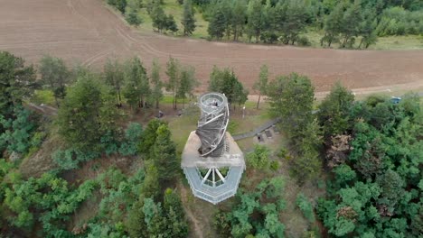 Volando-Alrededor-De-Una-Torre-De-Metal-En-La-Cima-De-Las-Colinas-De-Pirin