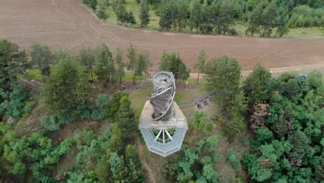 volando alrededor de una torre de metal en la cima de las colinas de pirin