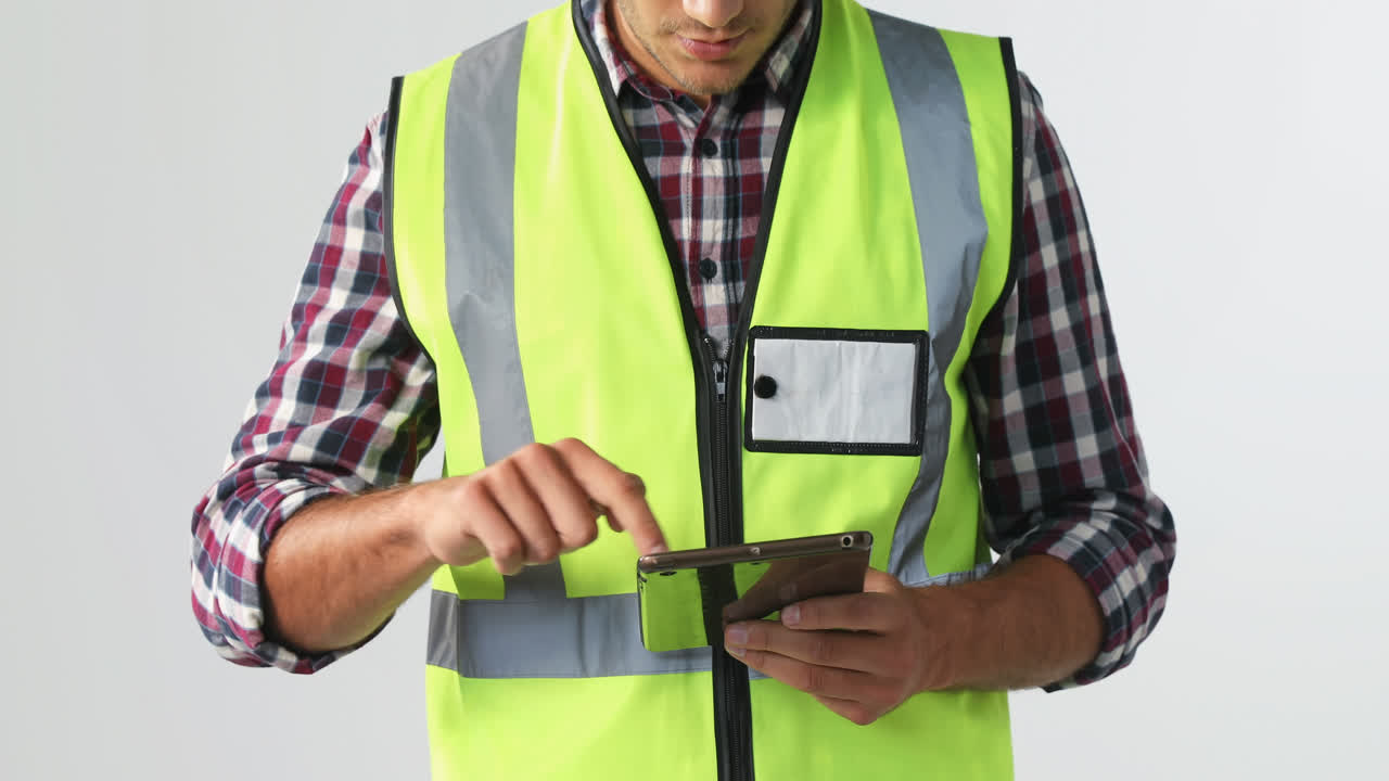 arquitecto masculino usando una tableta digital 4k 4k