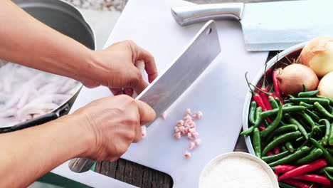 Fotografía-De-Arriba-Hacia-Abajo-De-Las-Manos-Del-Chef-Cortadas-Las-Uñas-De-Las-Patas-De-Pollo---Entorno-De-Cocina