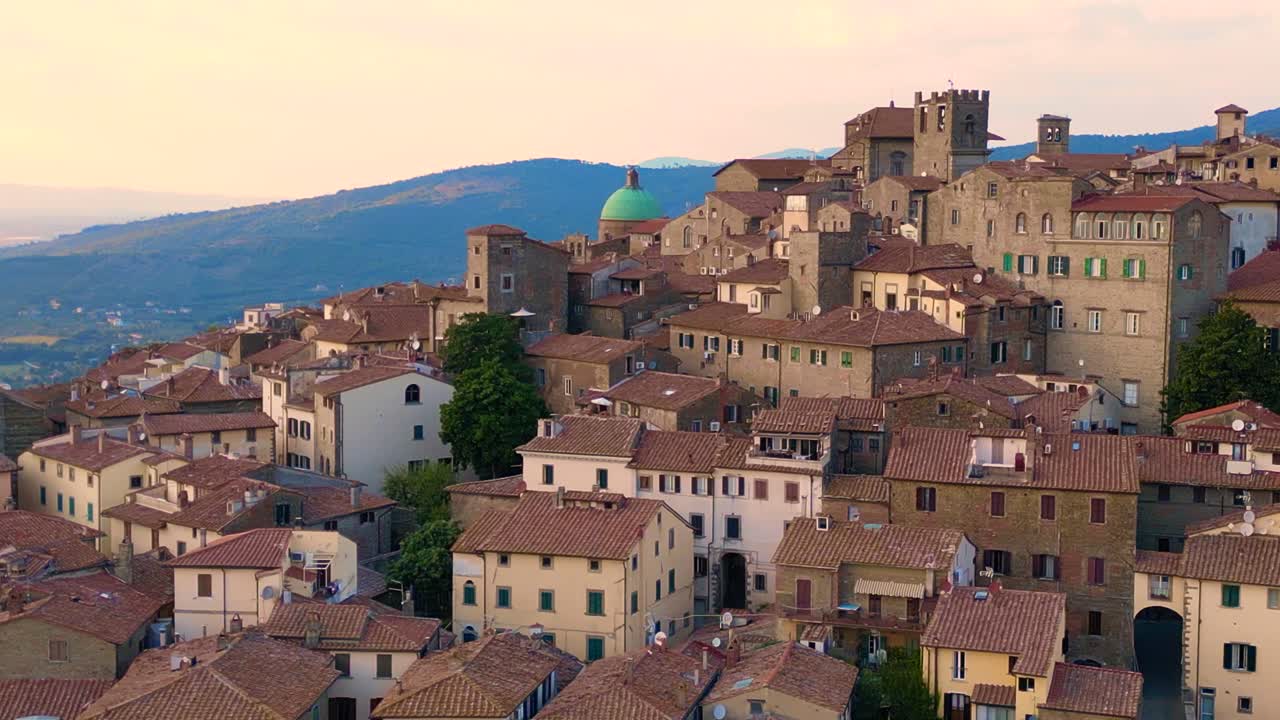 코르토나 (cortona) 는 이탈리아의 중세 산악 마을로, 토스카니 (tuscany) 에 위치해 있다.