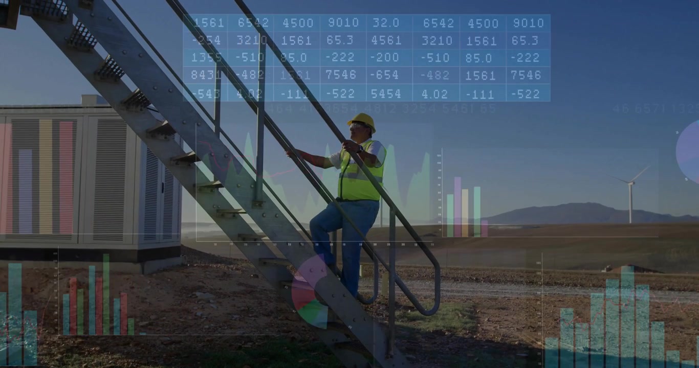 Tecnico che afferra la ringhiera e sale le scale in un sito di monitoraggio per un'ispezione con sovrapposizioni di dati