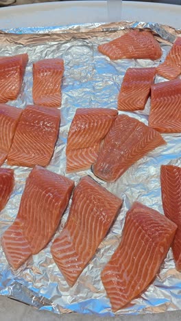 filetes de salmón expuestos para la venta en un supermercado de dubai, emiratos árabes unidos