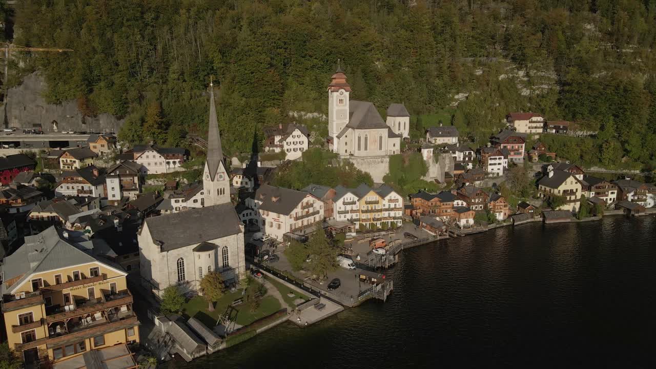 Vista aerea del pittoresco villaggio e lago di Hallstatt in Austria