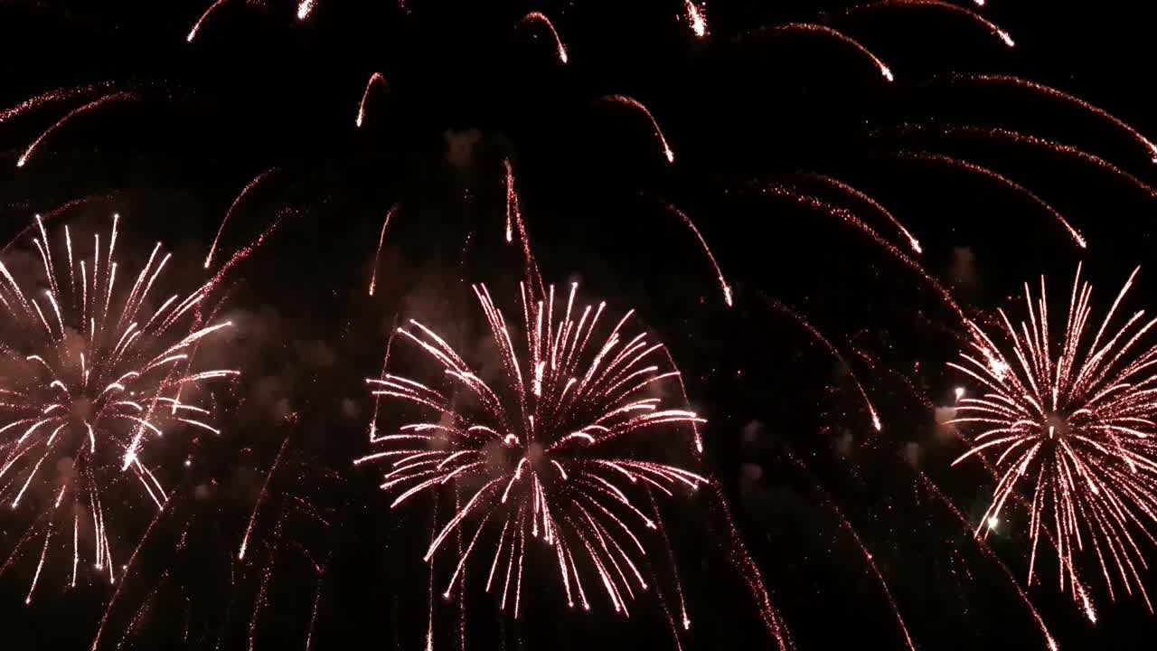 espectáculo de fuegos artificiales de celebración, coloridos fuegos artificials de año nuevo 4k