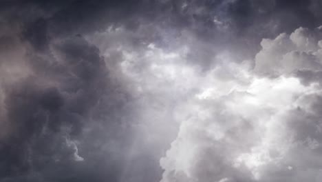 la luz del sol en las nubes oscuras en el cielo