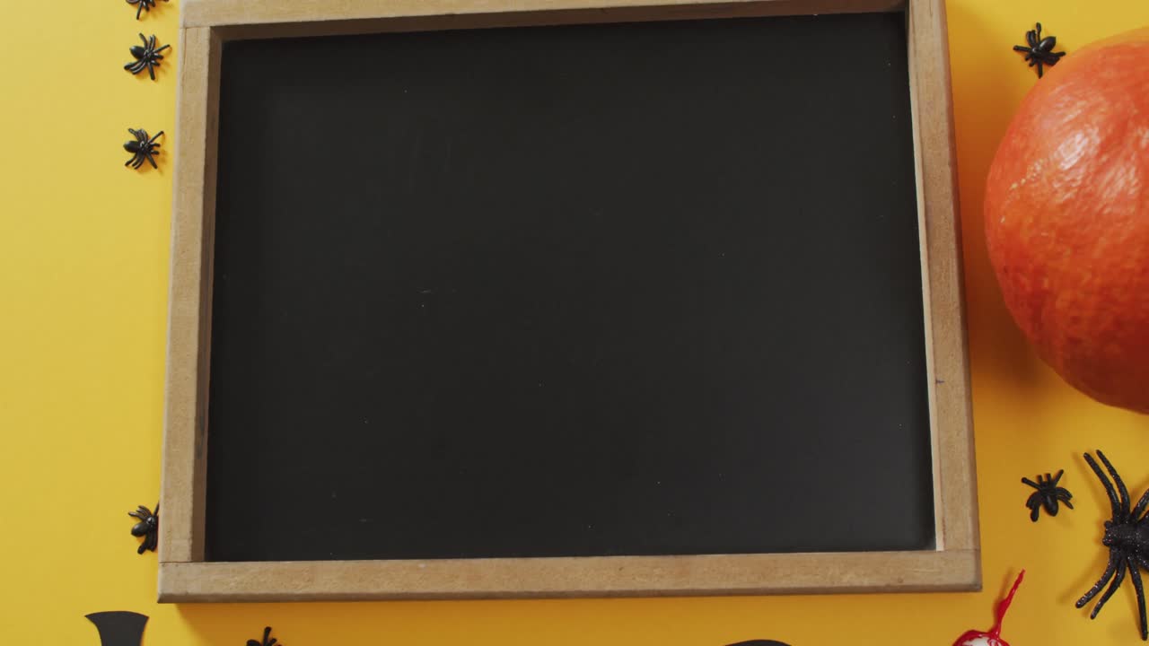 video del marco con espacio de copia, decoraciones de halloween y calabaza sobre fondo naranja