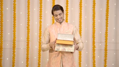hombre indio con regalos en diwali