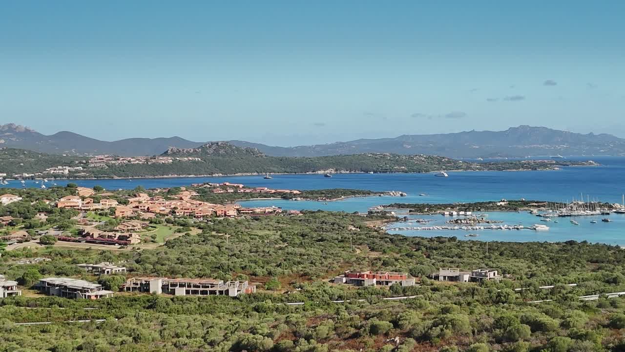 Splendida vista sulla costa sarda con barche e montagne in lontananza