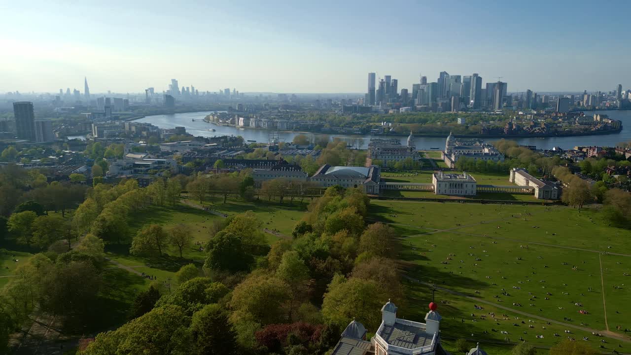 런던 그린위치 - 개 섬의 초고층 건물을 바라보는  ⁇ 으로 드론  ⁇