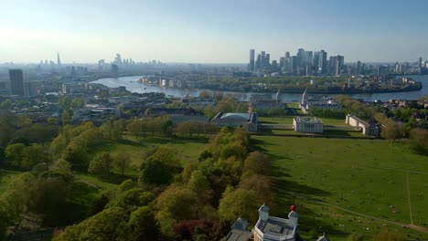 London-Greenwich-–-Seitliche-Drohnenaufnahme-Mit-Blick-Auf-Die-Wolkenkratzer-Der-Isle-Of-Dogs