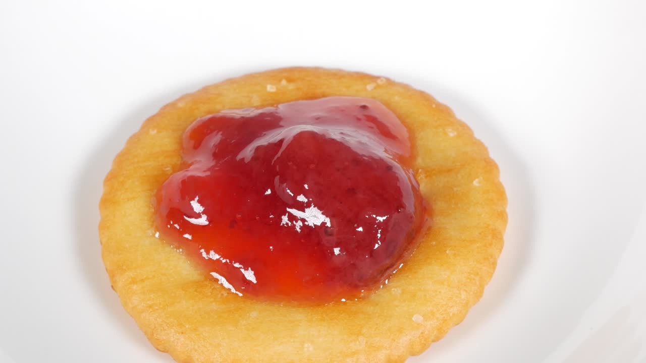 Round crackers with strawberry jam
