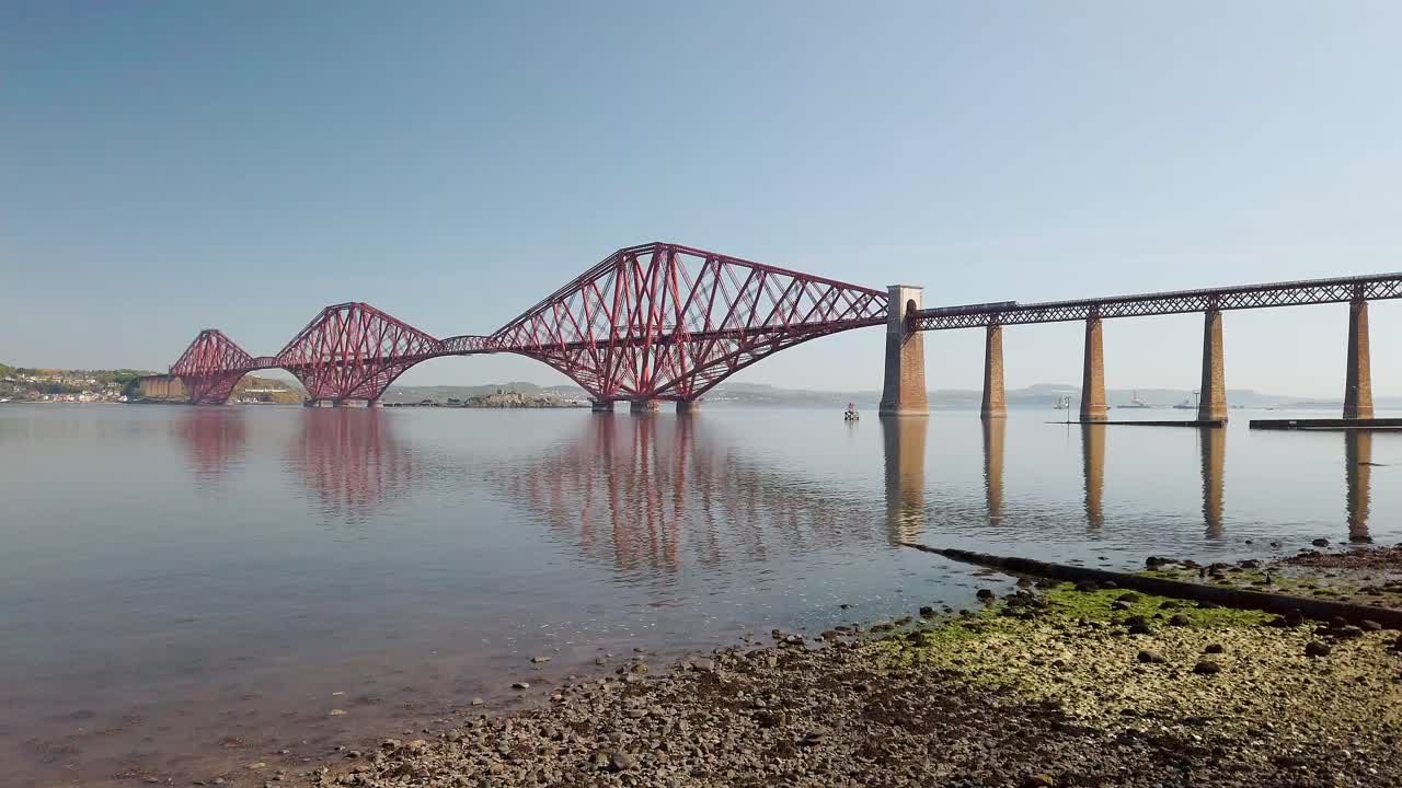 덥고 잔잔한 날 에든버러로 가는 길에 기차가 지나가는 네 번째 철교