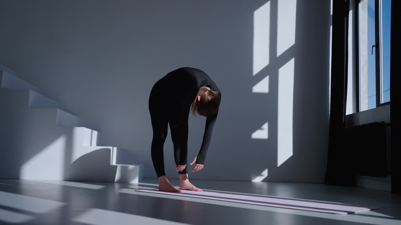Donna che fa stretch yoga