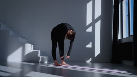 mujer haciendo estiramiento de yoga