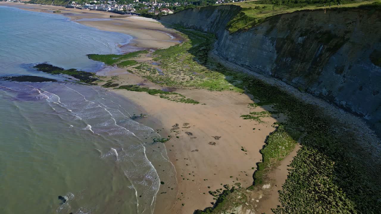 아로만시-레-베인 (arromanches-les-bains) 에 대한 공중 이동으로 부드럽고 날아다니는 새와 함께 아름다운 해안선, 프랑스