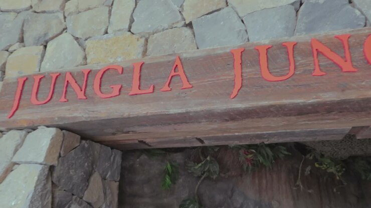 Una vista dell'ingresso in pietra del Jungle Park Palma, Maiorca, Spagna