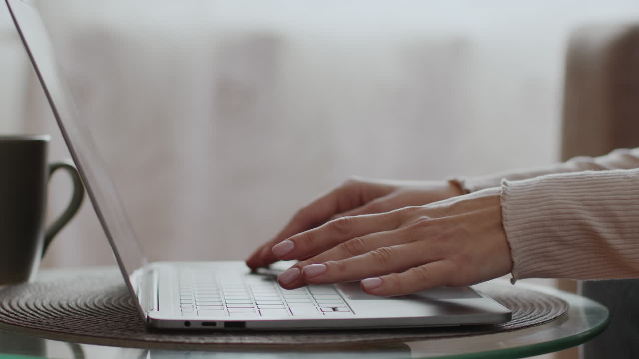mujer trabajando en una computadora portátil en casa