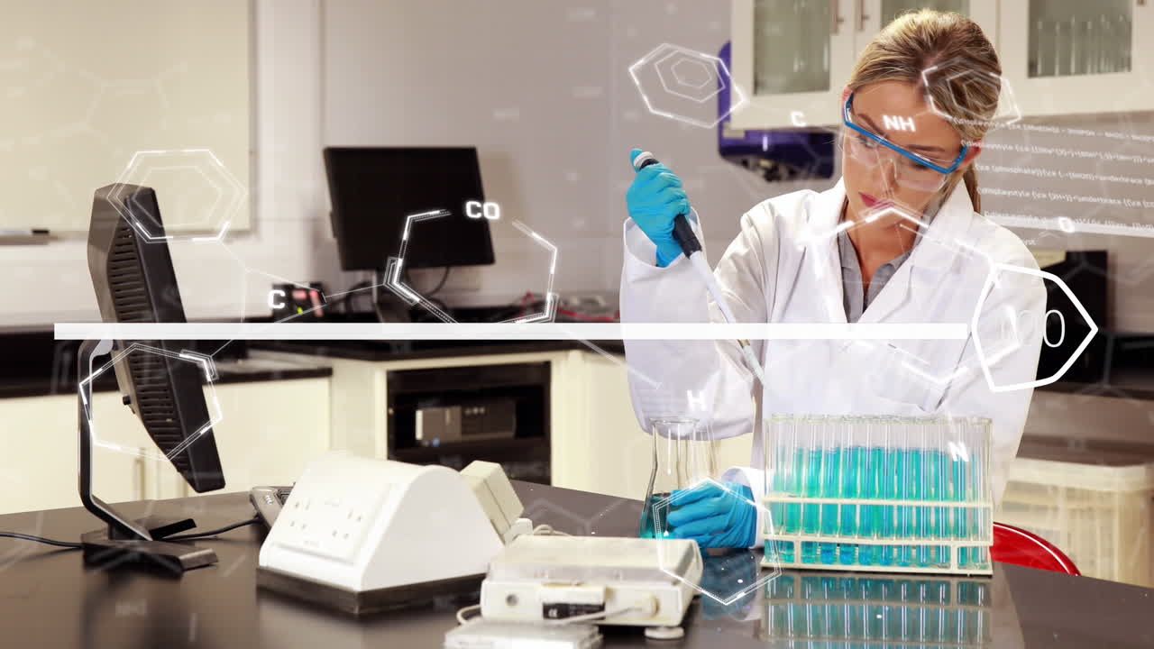 анимация обработки научных данных над кавказской женщиной-ученым в лаборатории