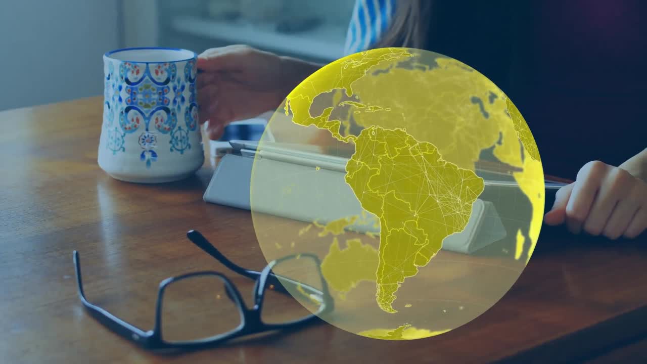 animación del globo sobre las manos de una mujer caucásica usando una tableta y bebiendo café