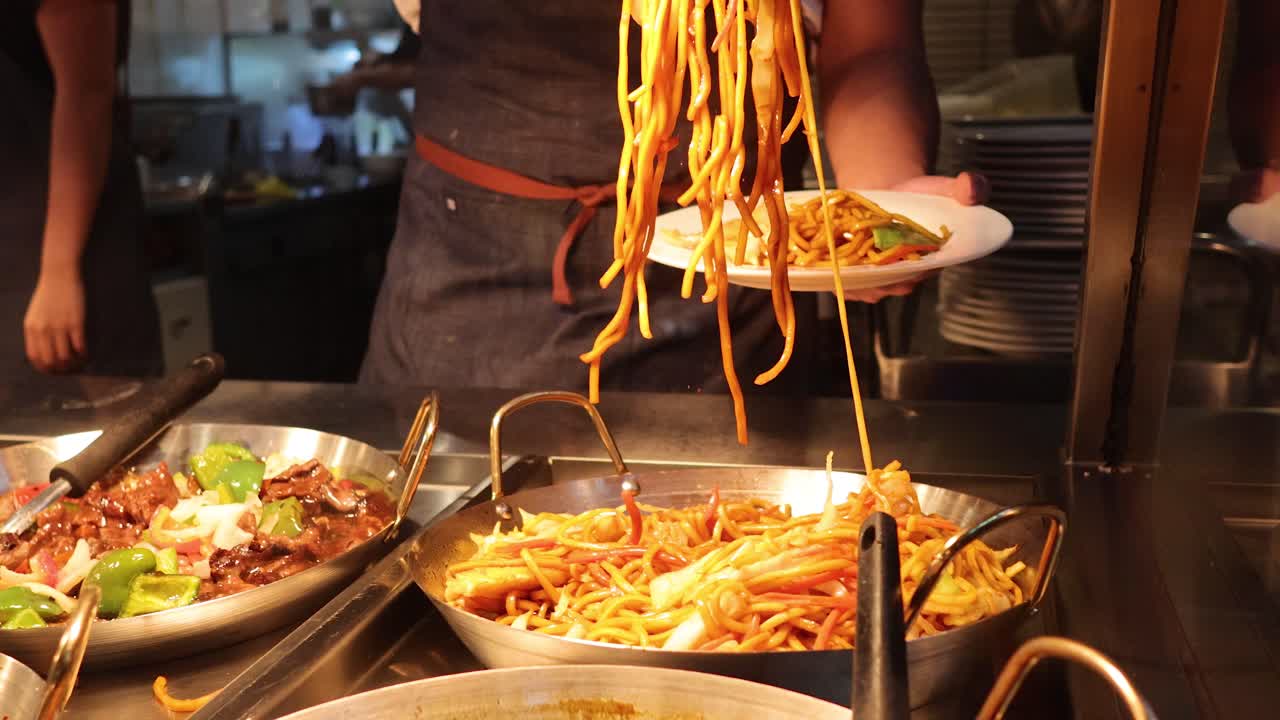 멜버른 시장 상점 에서 음식 을 제공 하는 사람