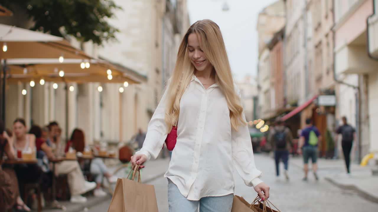 행복한 젊은 여성, 소녀, 쇼핑 중독자, 쇼핑 판매 후, 가방이 가득 차 도시 거리를 고 있습니다.