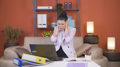 trabajadora de oficina en casa, una mujer joven dice "shhh" a la cámara.