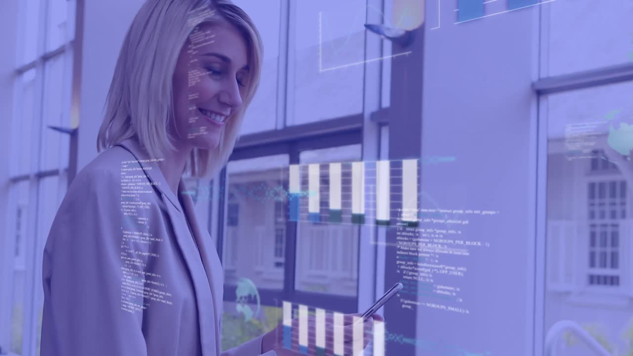 procesamiento de datos estadísticos contra una mujer de negocios caucásica que usa un teléfono inteligente en la oficina