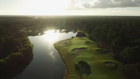 Drohne-Fliegt-Am-Frühen-Morgen-über-Einen-Golfplatz-Mit-Wasser-Und-Teichen