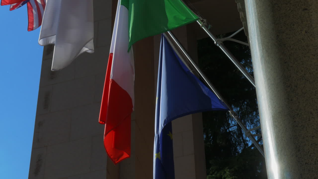 Bandiera europea e italiana davanti a un edificio