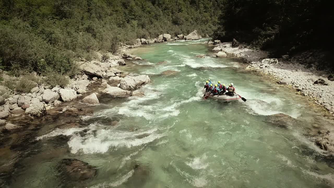 vista aérea de un grupo en un barco de rafting pasando por las rocas en el río soca.