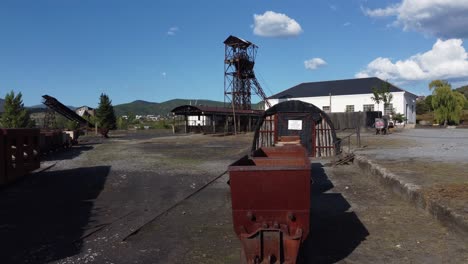 torre de mina antigua y edificios de una mina de carbón subterránea llamada pozo julia en fabero vista aérea-7