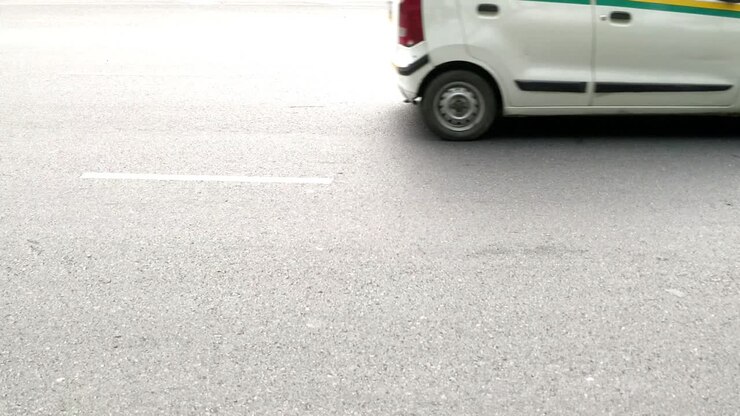 il movimento dei veicoli auto biciclette su india gate circle a delhi