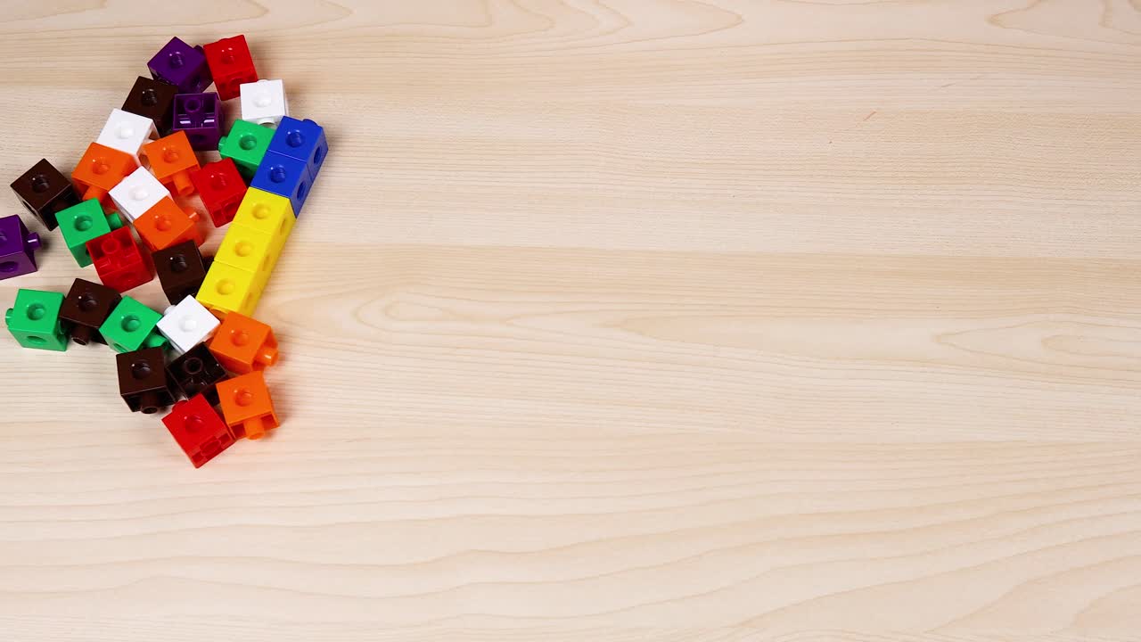 manos montando coloridos cubos de enlace en la mesa