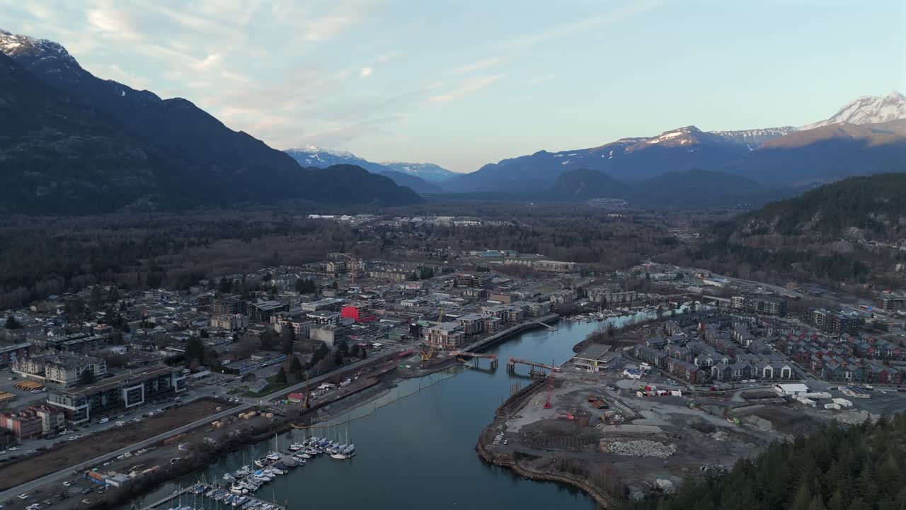 Porto e corsi d'acqua nel centro di Squamish nella Columbia Britannica, Canada. Ripresa aerea.