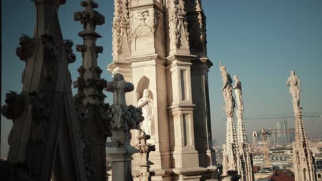 미란 대성당을 장식하는 성도와 순교자 조각품 (duomo di milano)