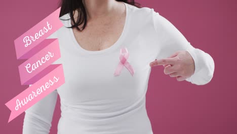 Textbanner-Zur-Aufklärung-über-Brustkrebs-Vor-Dem-Mittelteil-Einer-Frau,-Die-Eine-Rosa-Schleife-Auf-Der-Brust-Trägt