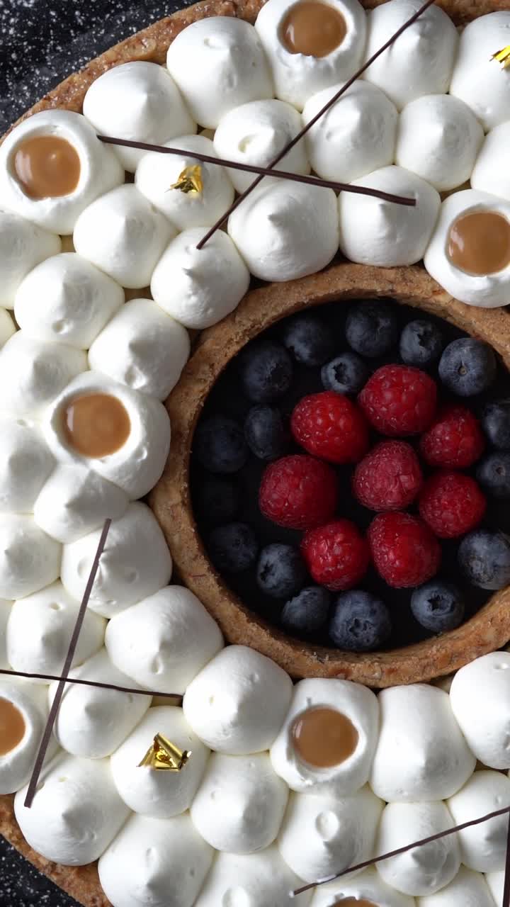 초콜릿과 크림이 있는 캐러멜 케이크의 모습, 하이 앵글 샷