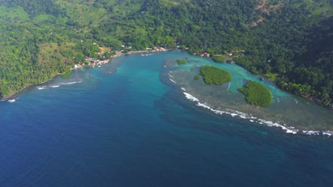 Panama-Tropische-üppige-Insel-Türkisfarbene-Küstenlinie-Luftaufnahme-Langsam-Hinunter-Zur-Türkisfarbenen-Ozeanbucht