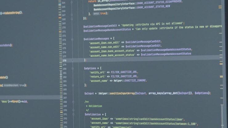 Opadvendt skud af kompliceret computerkode på skærmen.