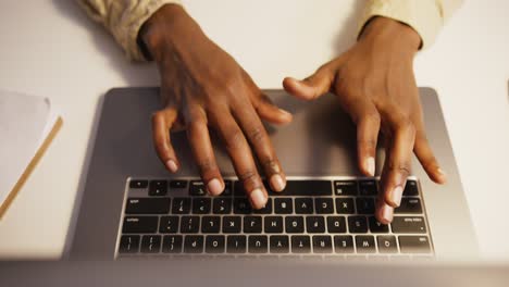 persona que trabaja en una computadora portátil