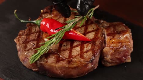 chef preparando un filete a la parrilla