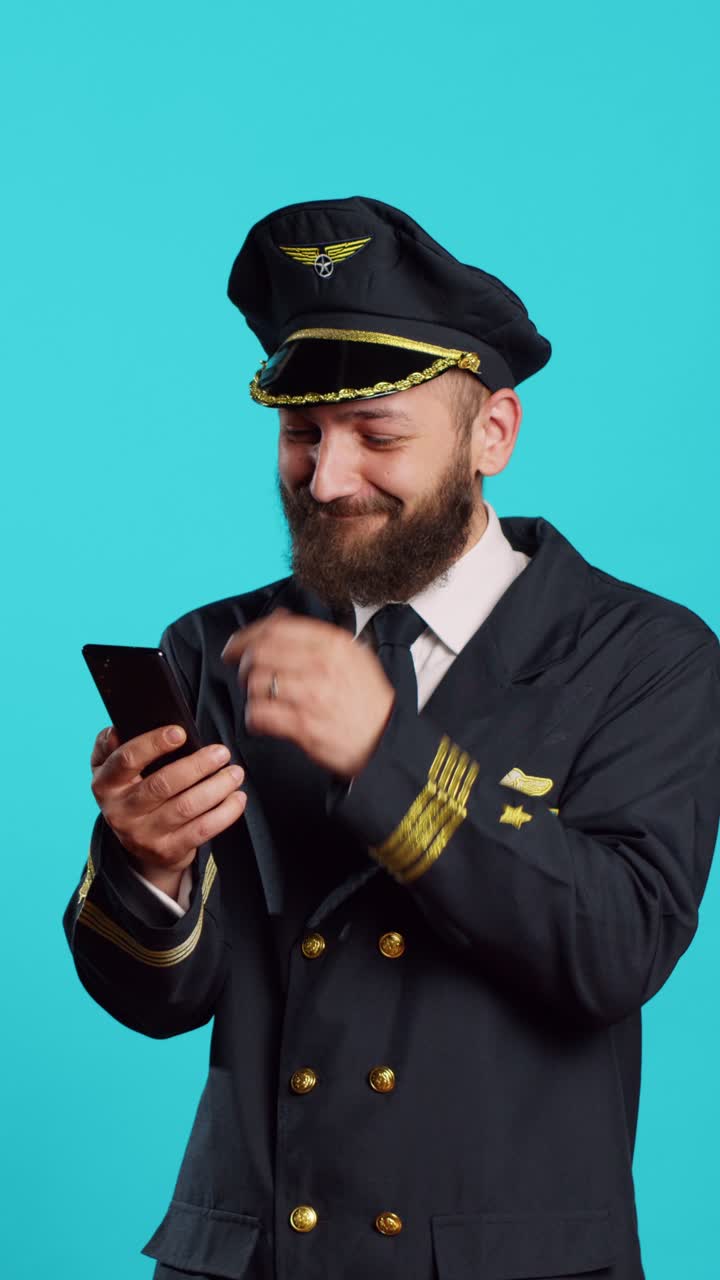 Video verticale: capitano dell’equipaggio di volo che scorre un'app di social media
